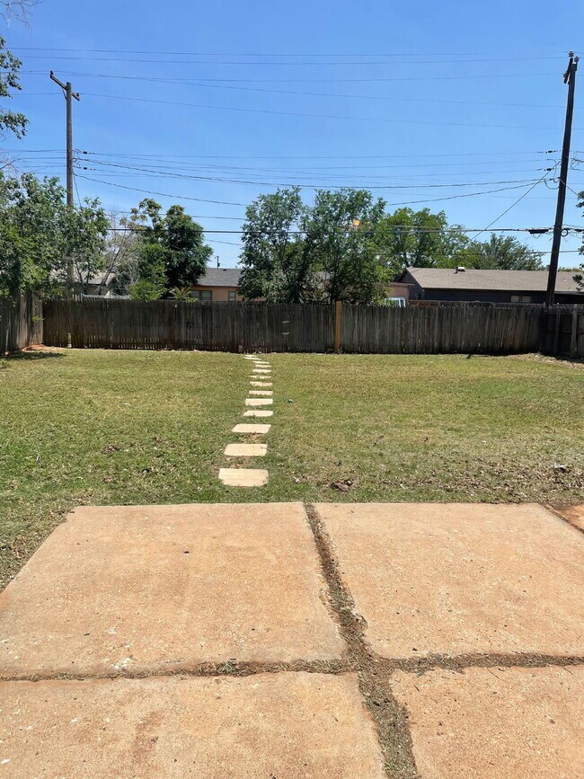 Building Photo - "Charming 3-Bed Oasis in Lubbock - Spaciou...