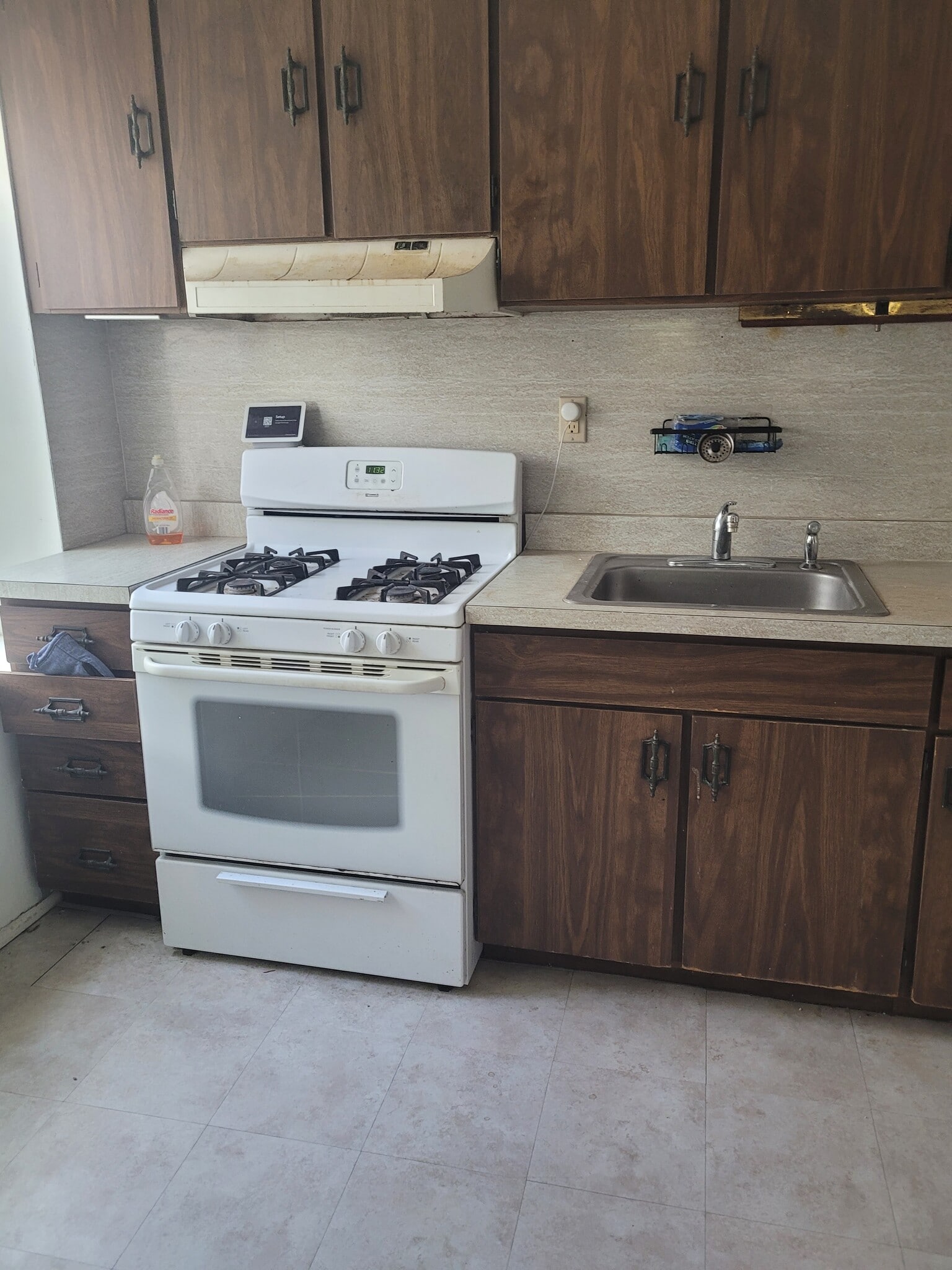 Large kitchen with gas cooking. Space for an island or prep table when ooking. - 1413 Darby Rd