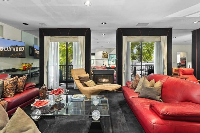 Building Photo - 540 N W Knoll Dr