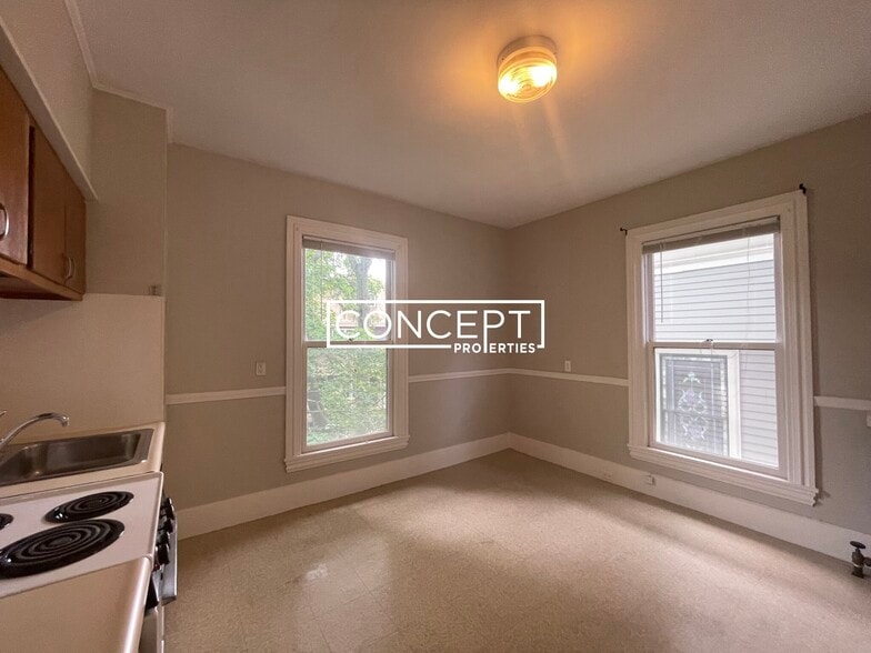 Building Photo - 8 Forest St