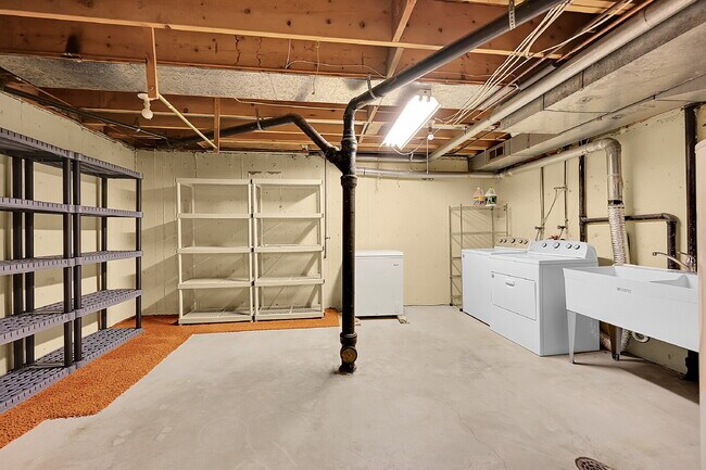 Building Photo - $2,500.00, 2-bed, 2.5 bath located in Denver.