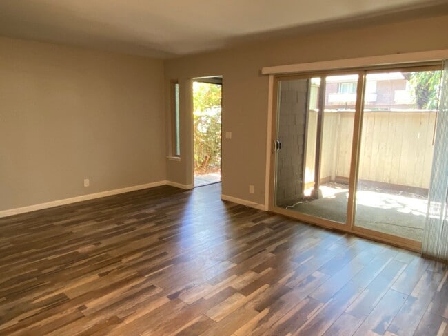 Building Photo - Remodeled 1 Bedroom 1 Bath Condo in Desira...