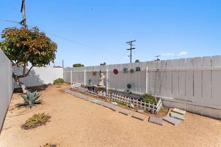 Building Photo - 1116 Ebony Ave
