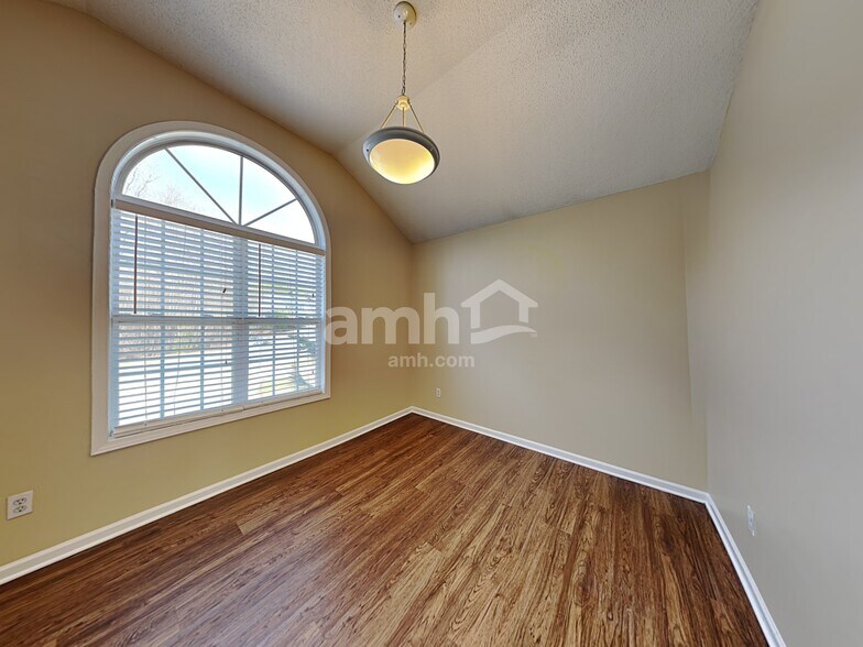 Building Photo - 8111 Kingston Dr