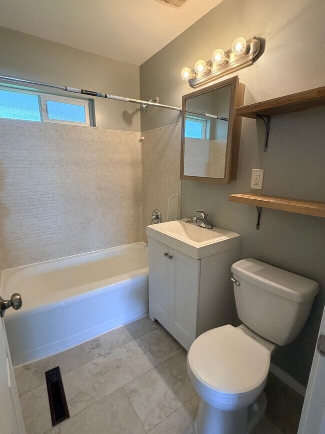 Building Photo - 1255 Montana St