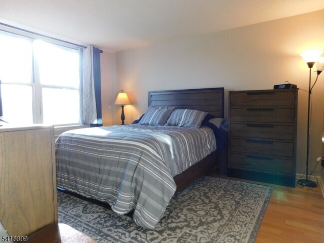 Building Photo - 300 Main St