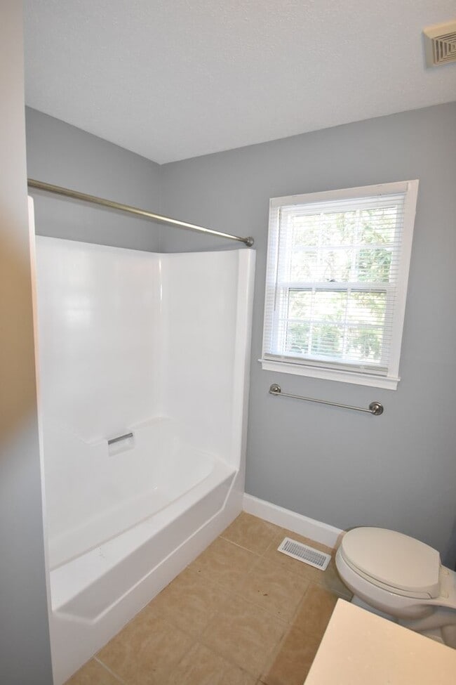 Building Photo - Beautiful 3 Bedroom and 2 Bath Home (No Pets)