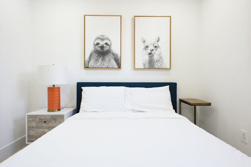 Building Photo - 244 E 75th St