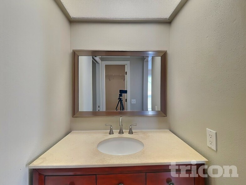 Building Photo - 1374 Godfrey Ave