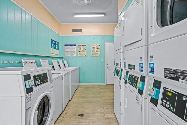 Building Photo - 10834 N Kendall Dr