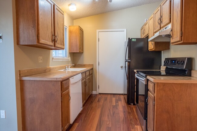 Building Photo - Charming 3-Bedroom Home with Stunning Pike...