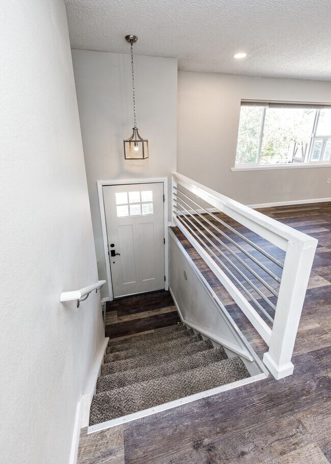 Building Photo - Charming 3 Bed Home Centrally located, Lar...