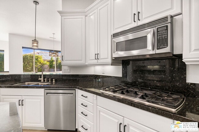 Building Photo - 4 Hillcrest Dr