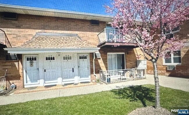 Building Photo - 15 Cottage St