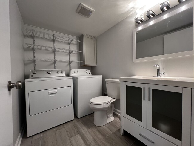 Building Photo - Fully Remodeled 3 Bedroom / 2.5 Bathroom i...