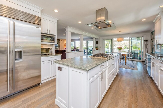 Building Photo - 810 Pirates Cove