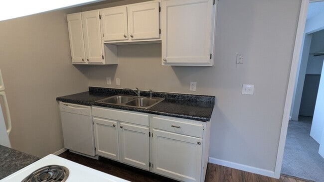 Building Photo - 847 Kerns Dr NE