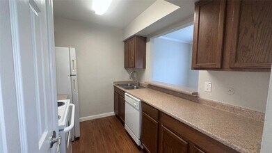 Building Photo - 2825 Bellefontaine