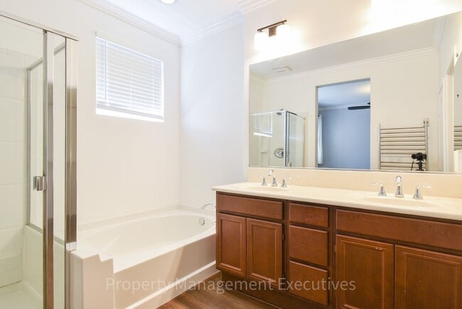 Building Photo - Beautiful 4 Bed, 3.5 Bath Townhouse