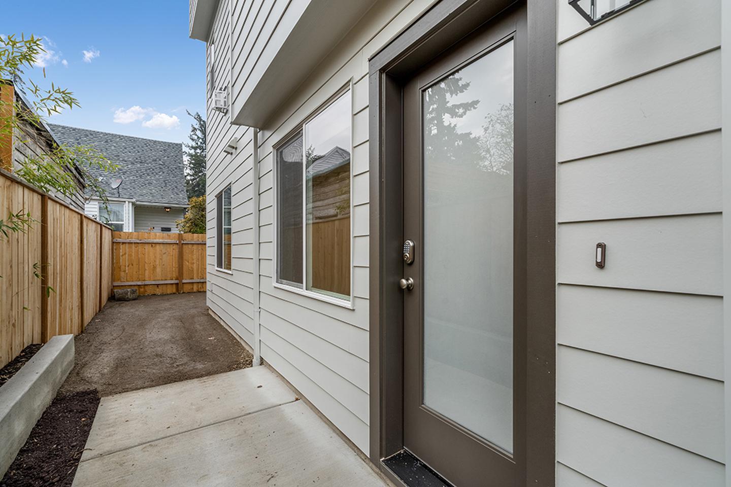 Building Photo - Modern University Park apartment by UP & Cathedral Park