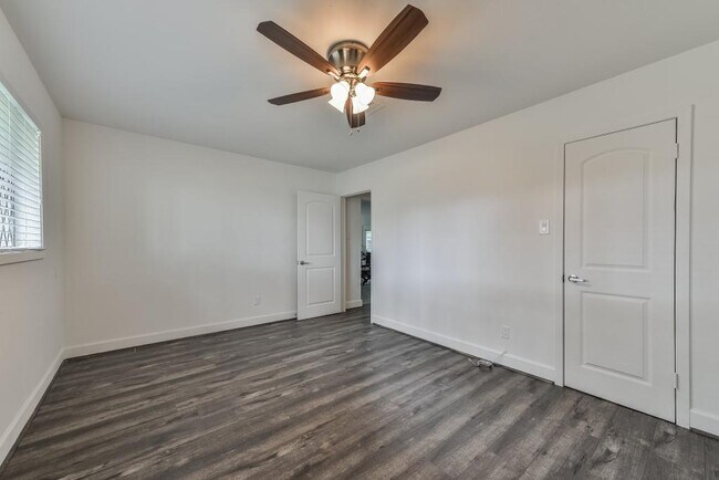 Building Photo - 5470 Darnell St
