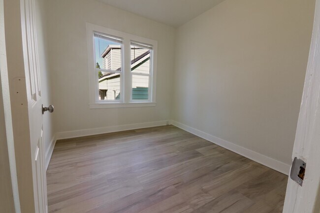 Building Photo - 329 N 3rd St