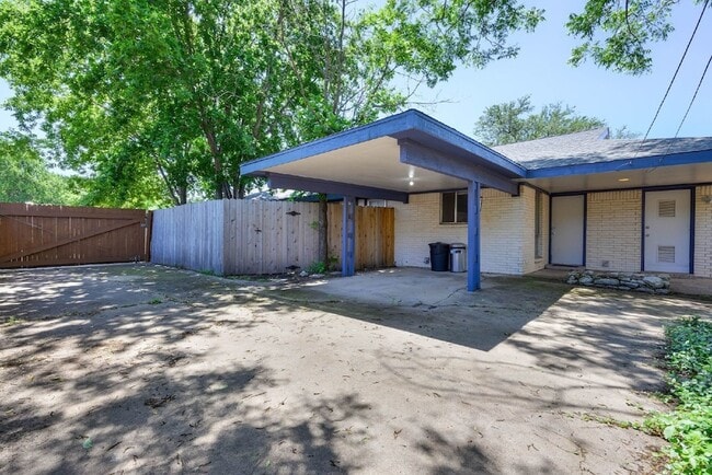 Building Photo - 4913 Westlake Dr