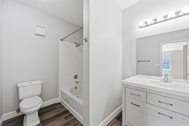 Building Photo - $1,695.95 with $300.00 off the first month's rent, $2 Beds - 2 Bath, Condo in Aurora with in Unit...