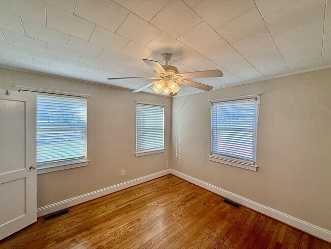 Building Photo - Two bedroom, 1 bath house in Graham-Coming...