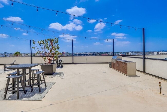 Building Photo - Brand New Lofts w/City Views and In Unit Washer & Dryer Call Today!