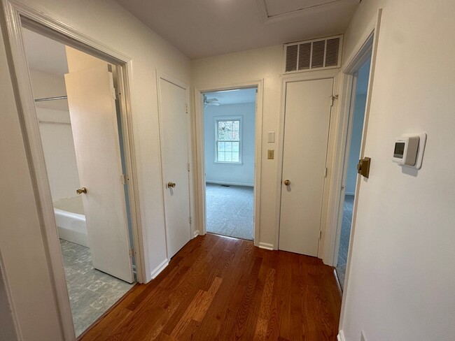 Building Photo - Beautiful apartment in Concord area! Half ...