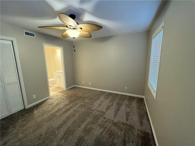 Building Photo - 111 S Island Square Dr