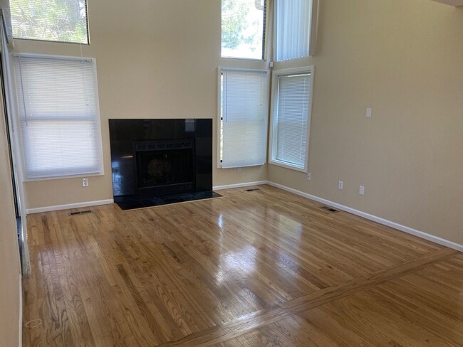 Building Photo - Beautiful 3 Bedroom 2 Bath Townhome Close to the Mountains!!
