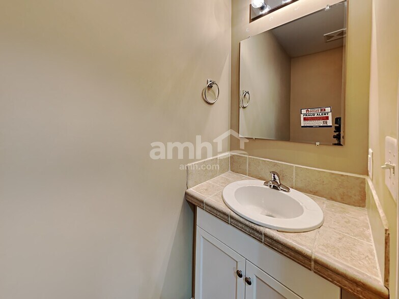 Building Photo - 4400 Oakshyre Way