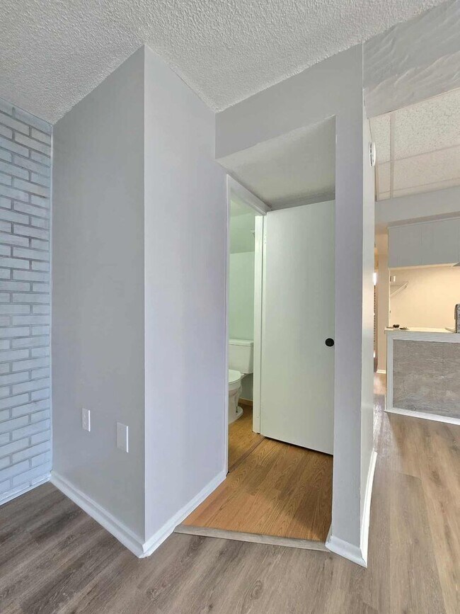 Building Photo - 2 bed / 1.5 bath Townhouse for RENT