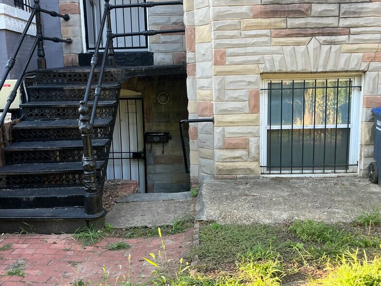 Building Photo - 1006 F St NE