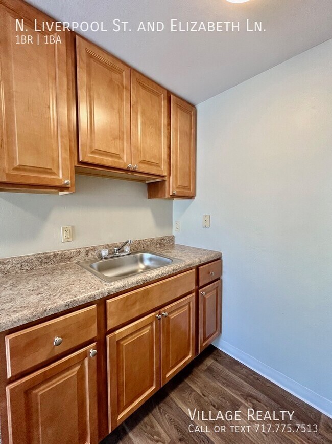 Building Photo - 35 N Liverpool St