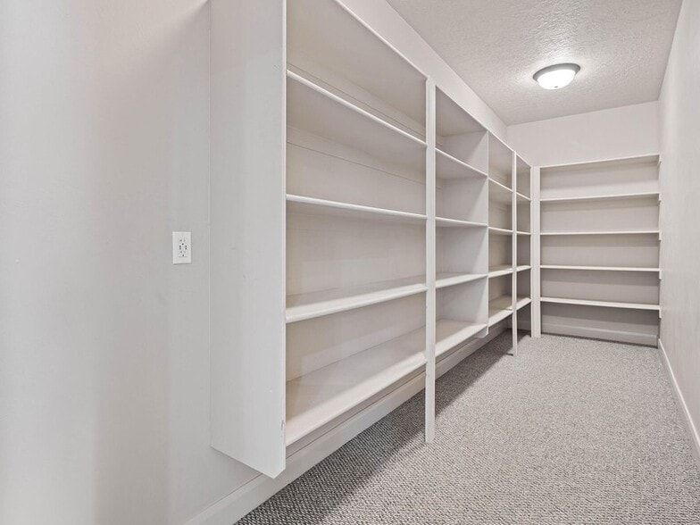 Building Photo - 935 Crooked Creek Dr