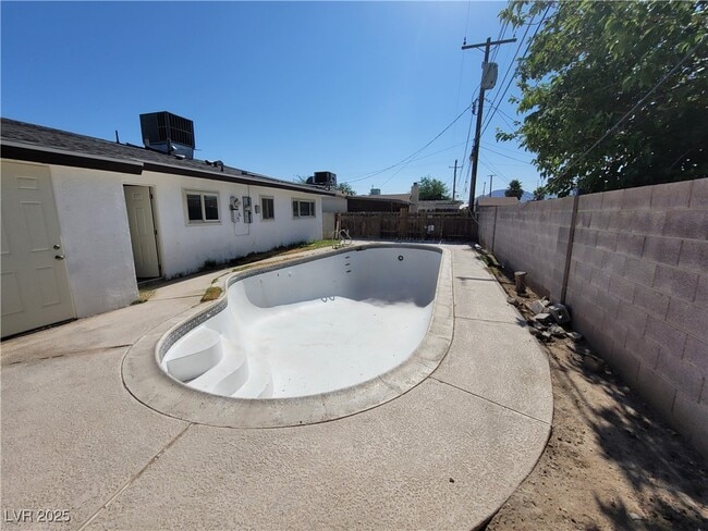 Building Photo - 3749 Ponderosa St