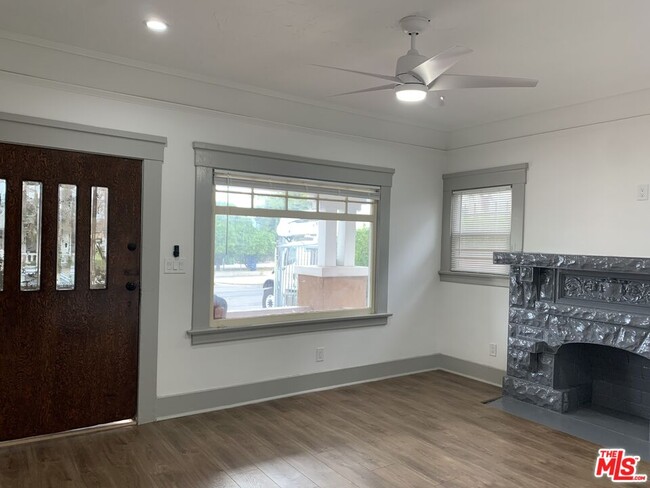Building Photo - 1416 W 46th St