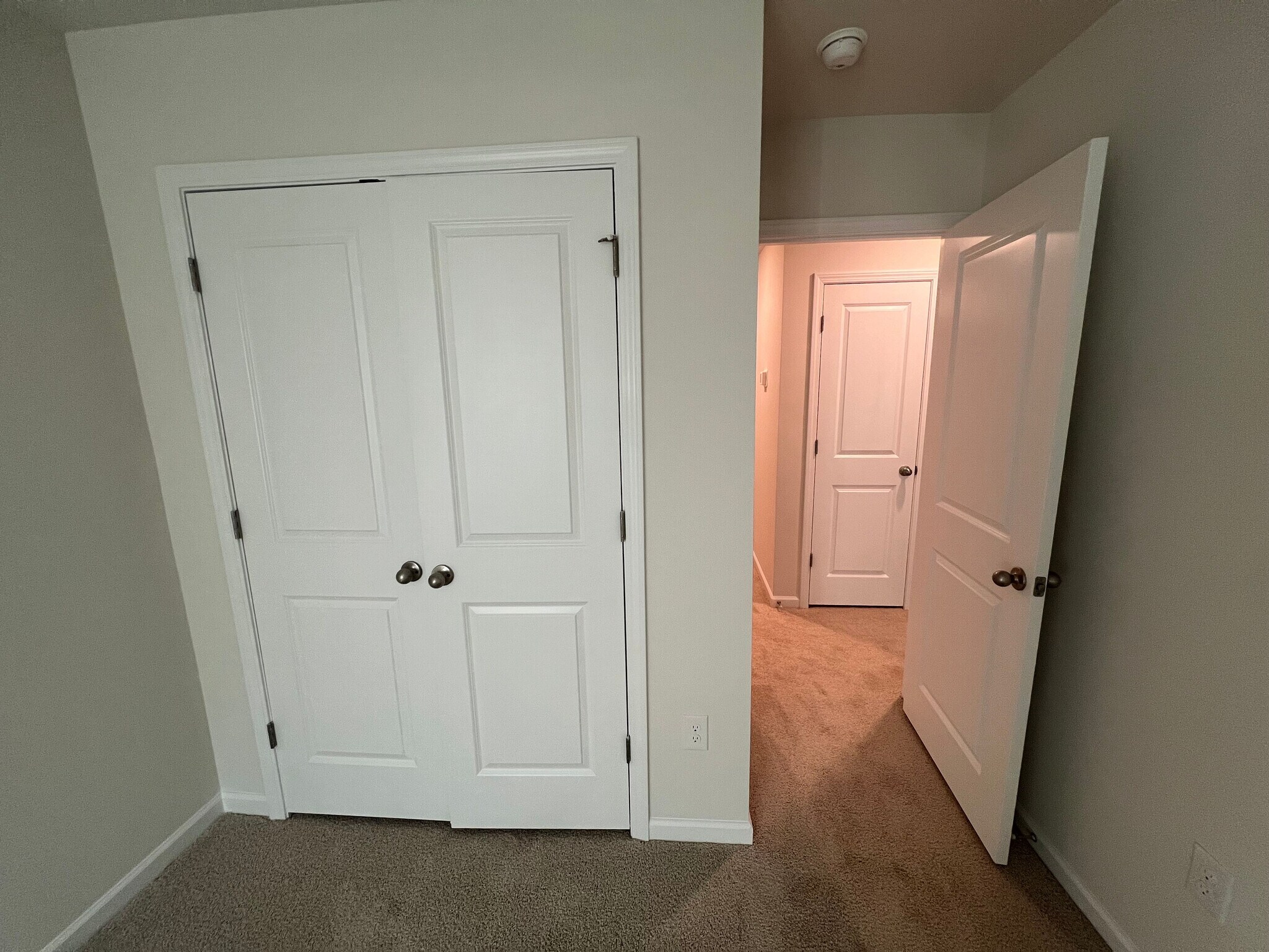 Building Photo - Room in Townhome on Starlight St