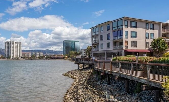 Building Photo - 6 Commodore Dr