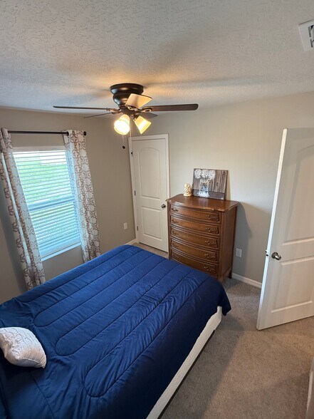 Building Photo - 458 River Hill Dr