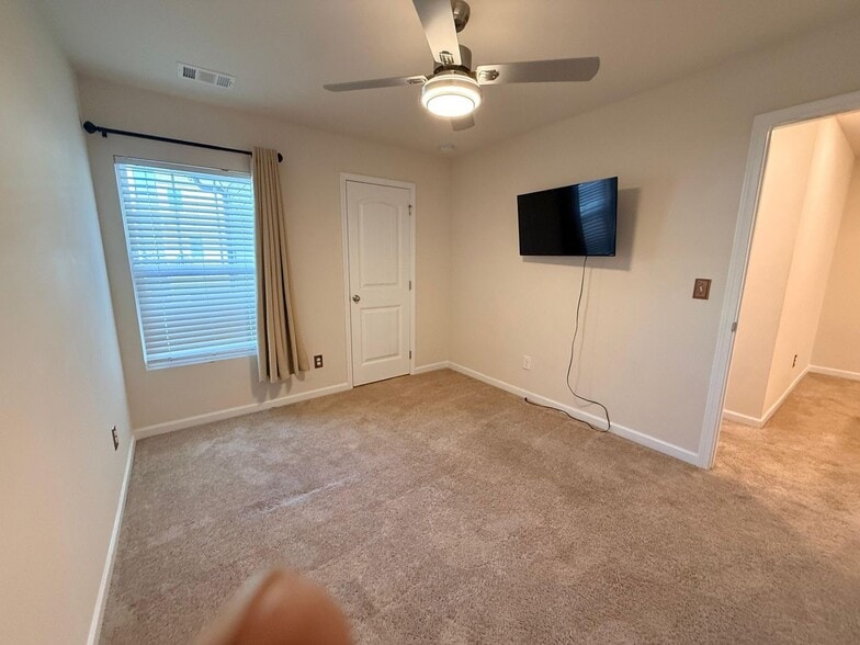 Building Photo - 532 Ruths Dr