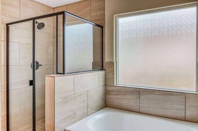Building Photo - Beautiful East side House Located in Venta...