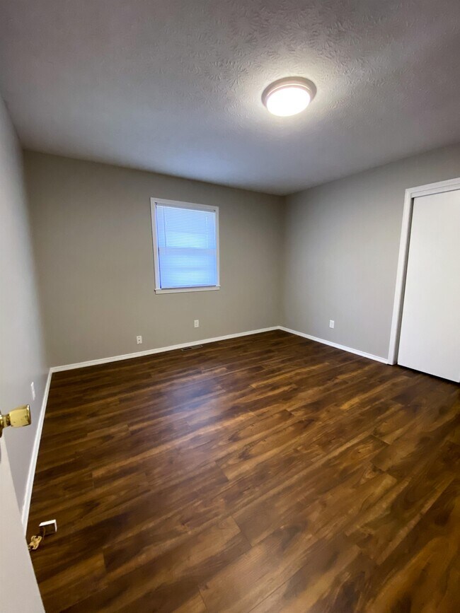 Building Photo - 2833 S Claremont Ave