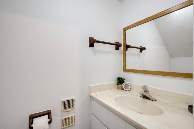 Building Photo - Fully Furnished Home
