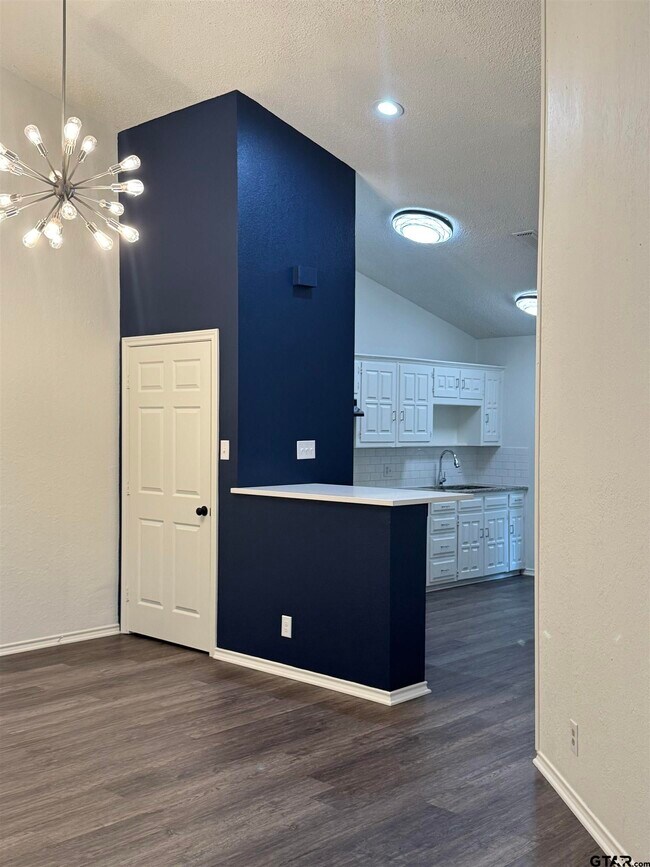 Building Photo - 5901 Hollytree Dr