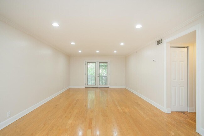 Building Photo - 525 N Dupont Ave