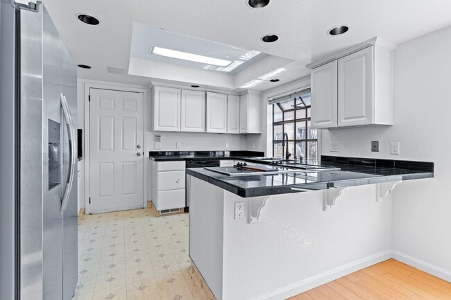 Building Photo - Updated 3 Bedroom Duplex in Hayward with G...